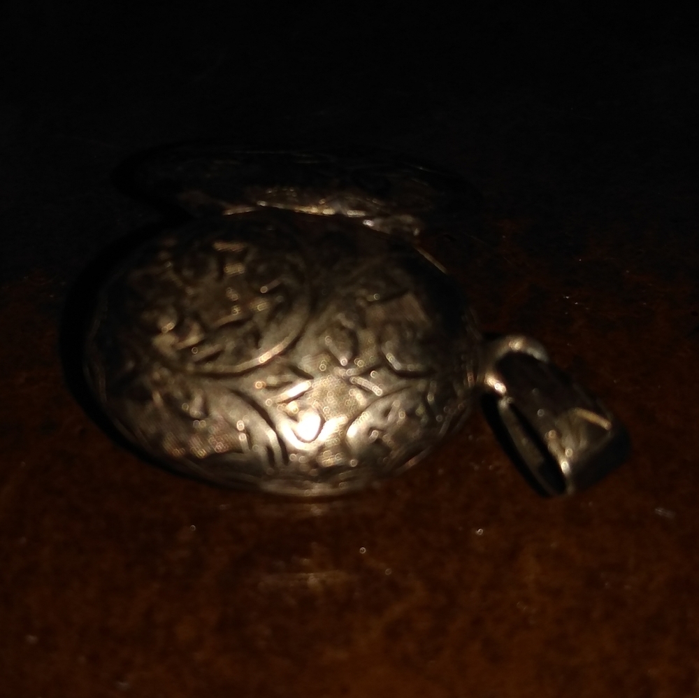 VINTAGE LOCKET - Picture 2 of 7